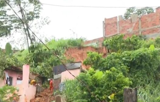 Chuva em Salvador causa desabamentos e uma morte