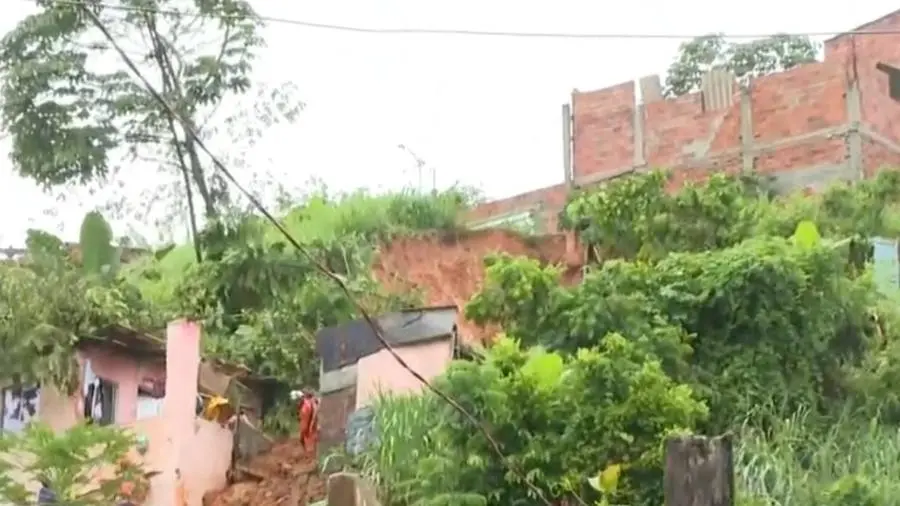 Chuva em Salvador causa desabamentos e uma morte