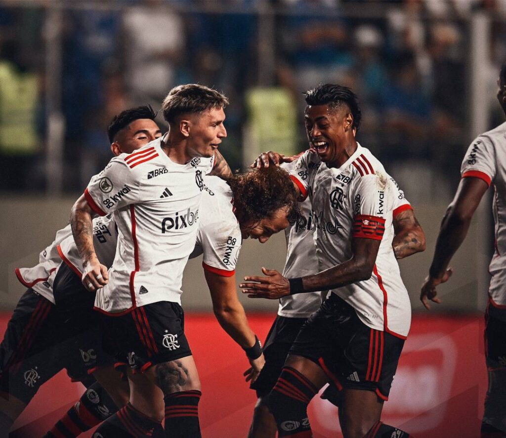 Flamengo vence Cruzeiro fora de casa e volta ao G-4 do Brasileirão