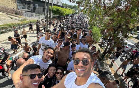 Elenco do Ceará é recebido com festa após garantir acesso à Série A