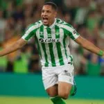 Técnico recomenda vídeos de Romário para Vitor Roque ter calma e fazer mais gols no Betis