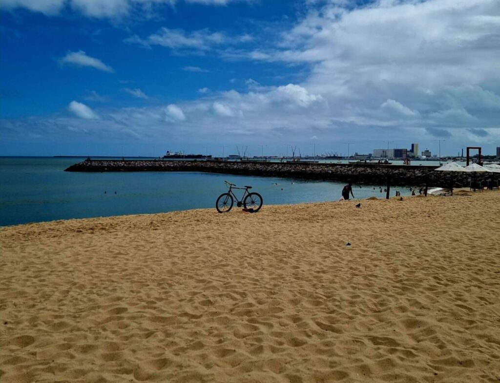 Fortaleza tem 23 praias próprias para banho neste fim de semana, aponta Semace