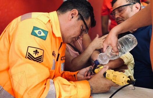 Criança de três anos é atendida por bombeiros após prender peça de aço no dedo no interior do Ceará