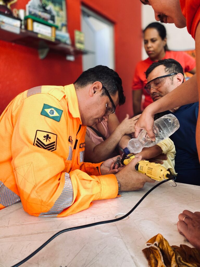 Criança de três anos é atendida por bombeiros após prender peça de aço no dedo no interior do Ceará