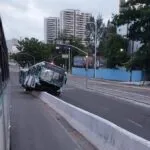 Acidente: ônibus sobe em mureta de túnel em Fortaleza; veículo estava sem passageiros