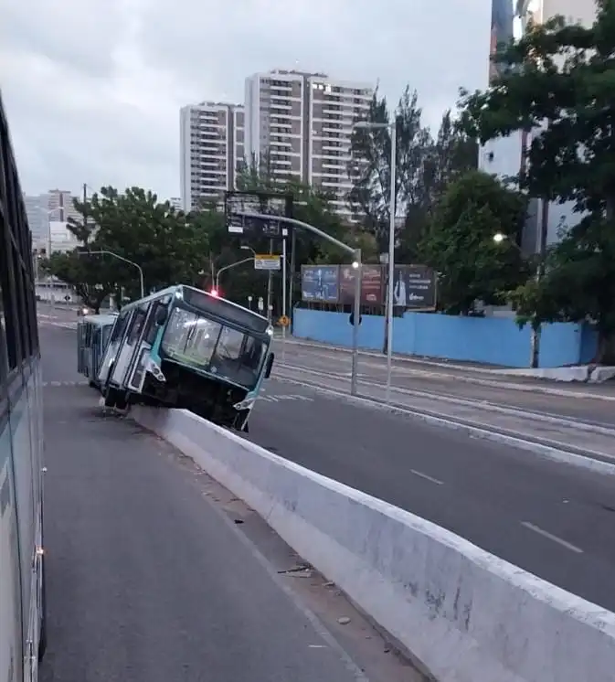 Acidente: ônibus sobe em mureta de túnel em Fortaleza; veículo estava sem passageiros