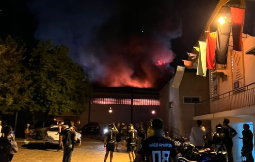 Incêndio atinge galpão de sucatas no campus da Urca em Crato