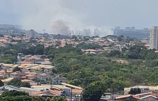 Incêndio em área de vegetação no Castelão gera grande coluna de fumaça em Fortaleza