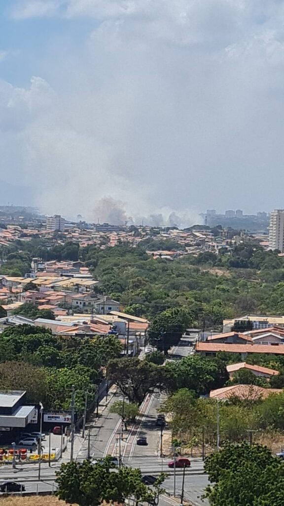 Incêndio em área de vegetação no Castelão gera grande coluna de fumaça em Fortaleza