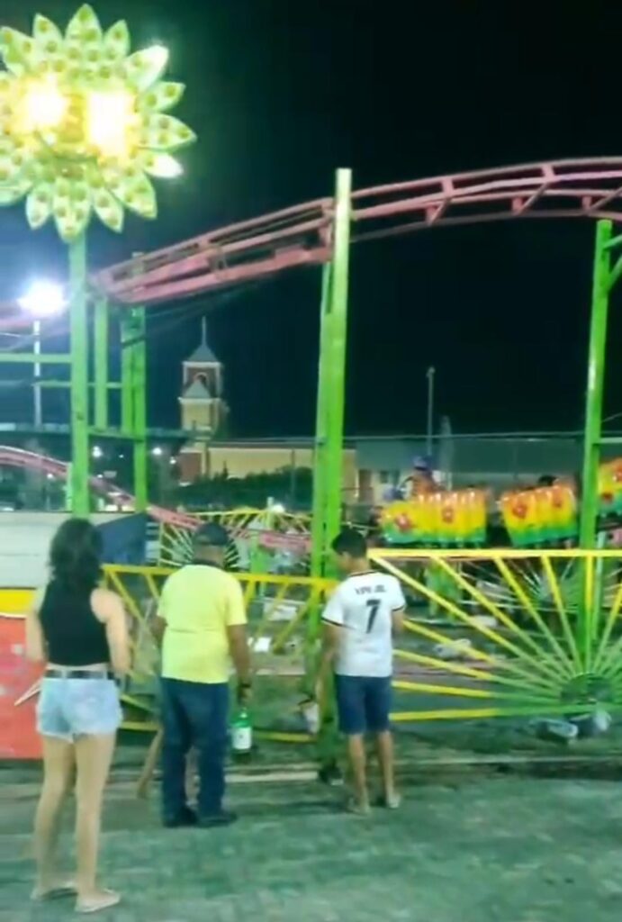 Brinquedo de parque sai do trilho e causa pânico no Conjunto Ceará