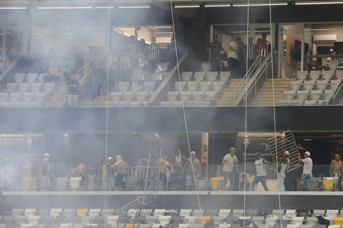 Fotógrafo é internado após ser atingido por explosivo na Arena MRV na final da Copa do Brasil