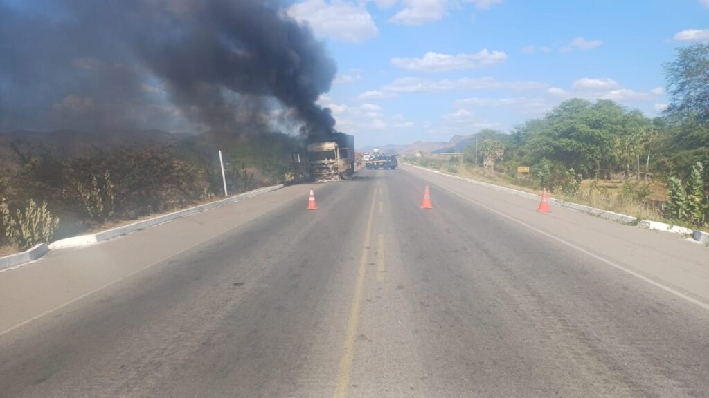 Incêndio em carreta carregada de cerveja interdita trecho da BR-222 em Irauçuba