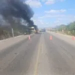 Incêndio em carreta carregada de cerveja interdita trecho da BR-222 em Irauçuba