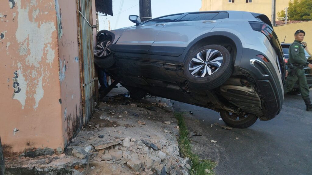 Mulher escapa por segundos de ser atingida por carro que bateu em poste