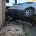 Carro bate em poste após motorista dormir ao volante no bairro Pici