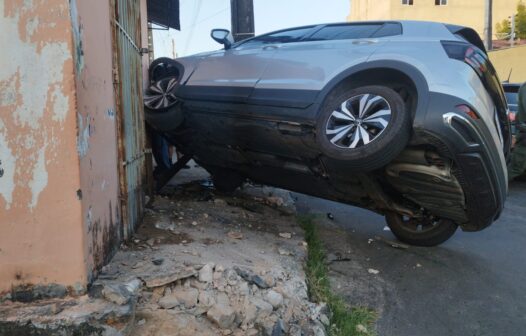 Mulher escapa por segundos de ser atingida por carro que bateu em poste