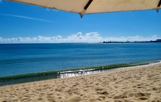 Fortaleza tem 20 praias próprias para banho de mar neste fim de semana; confira