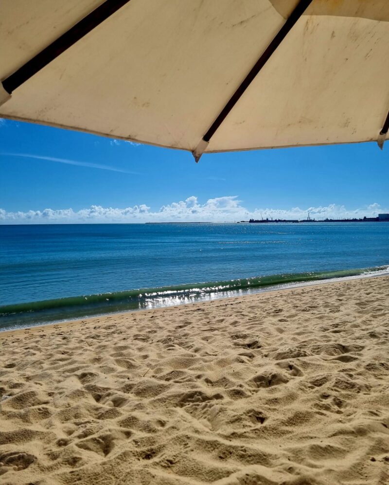 Fortaleza tem 20 praias próprias para banho de mar neste fim de semana; confira