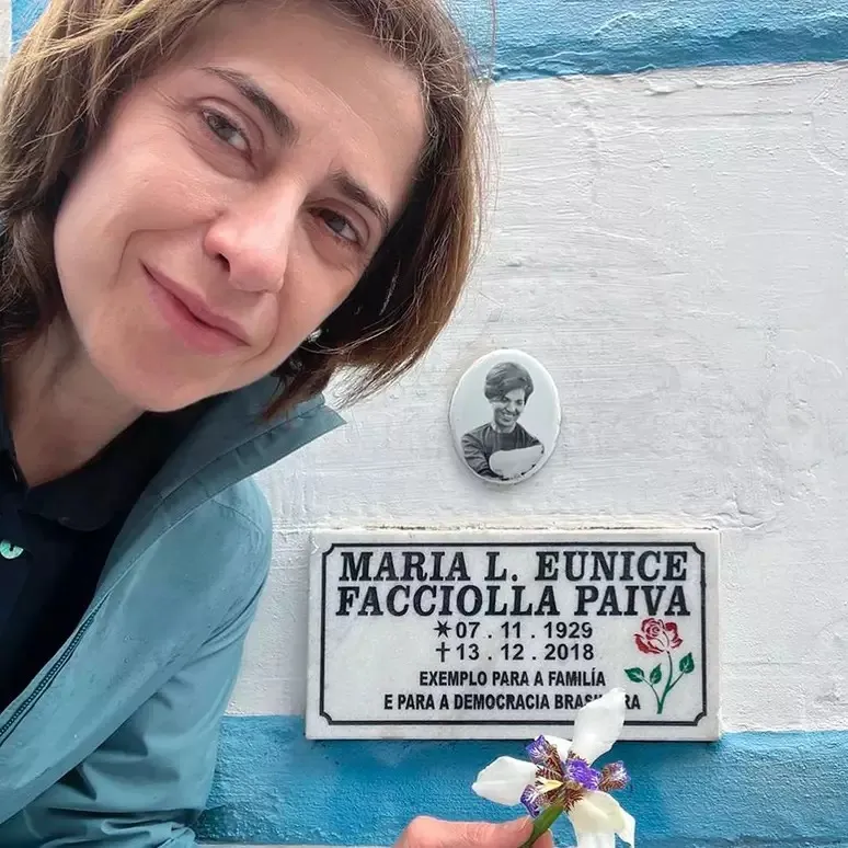 Fernanda Torres visita túmulo de Eunice Paiva, a quem deu vida em ‘Ainda Estou Aqui’: ‘Honra’