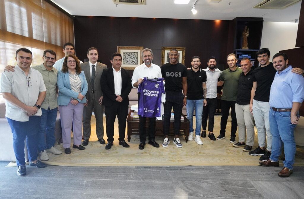 Elmano de Freitas celebra acesso do Ceará à Série A recebendo representantes do time no Palácio da Abolição