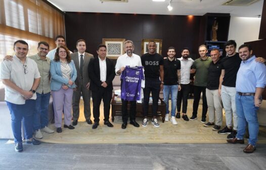 Elmano de Freitas celebra acesso do Ceará à Série A recebendo representantes do time no Palácio da Abolição