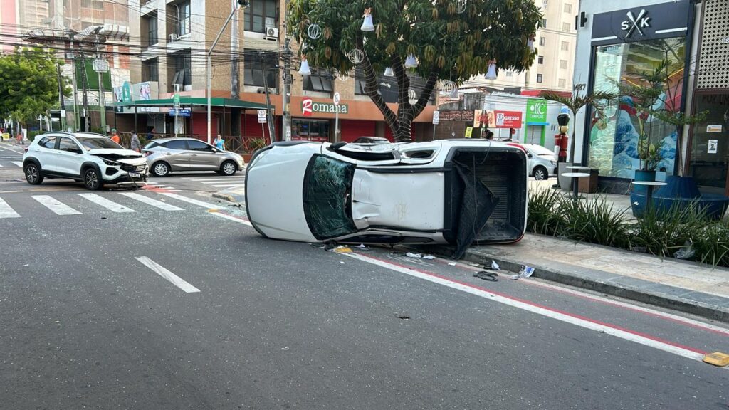 Acidente entre dois carros causa capotamento em cruzamento movimentado em Fortaleza