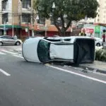 Acidente entre dois carros causa capotamento em cruzamento movimentado em Fortaleza