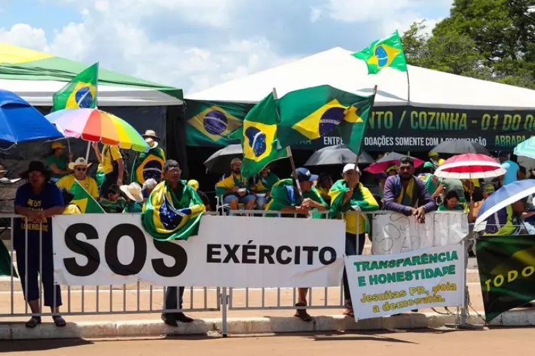 Faixas de atos golpistas em frente aos quartéis foram planejadas pelo Planalto, diz PF