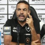 Artur Jorge minimiza pressão no Botafogo e vê Libertadores como ‘história totalmente diferente’