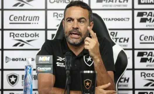 Artur Jorge minimiza pressão no Botafogo e vê Libertadores como ‘história totalmente diferente’