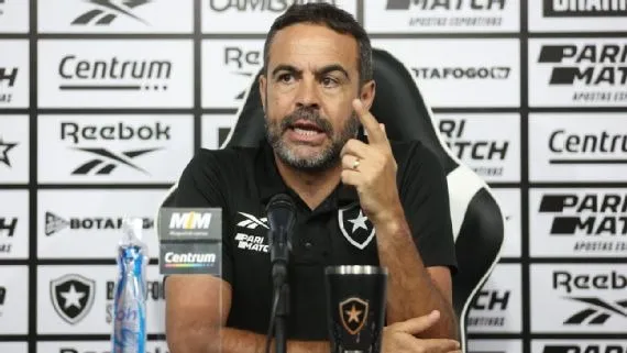 Artur Jorge minimiza pressão no Botafogo e vê Libertadores como ‘história totalmente diferente’