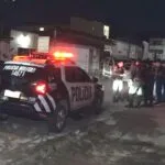 Homem é morto a tiros na casa da sogra e criança de quatro anos é baleada na perna