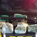 Polícia prende dois passageiros e apreende fuzil e 7,5 kg de drogas em ônibus interestadual no Ceará