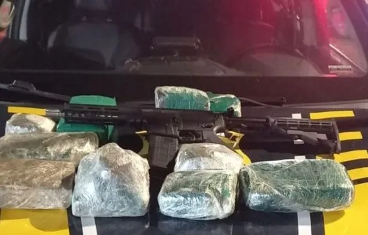 Polícia prende dois passageiros e apreende fuzil e 7,5 kg de drogas em ônibus interestadual no Ceará