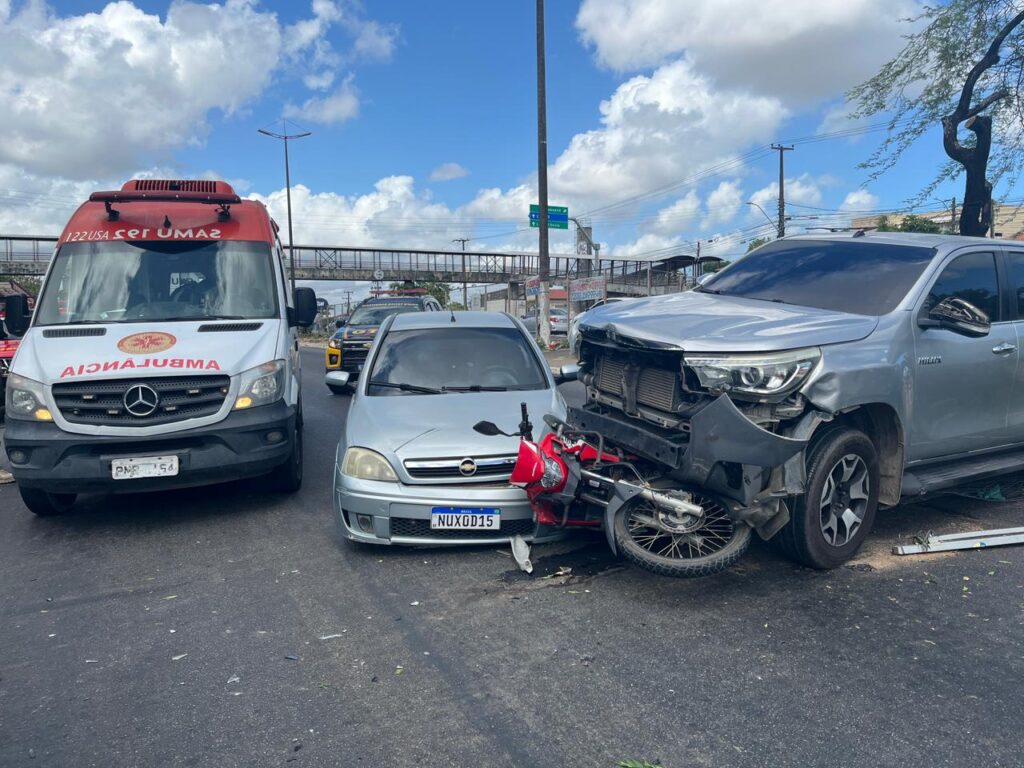 Acidente: motorista sobe canteiro, invade pista contrária e colide contra carro e moto em Caucaia/CE