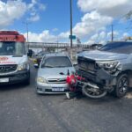 Acidente: motorista sobe canteiro, invade pista contrária e colide contra carro e moto em Caucaia/CE