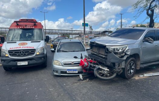 Acidente: motorista sobe canteiro, invade pista contrária e colide contra carro e moto em Caucaia/CE