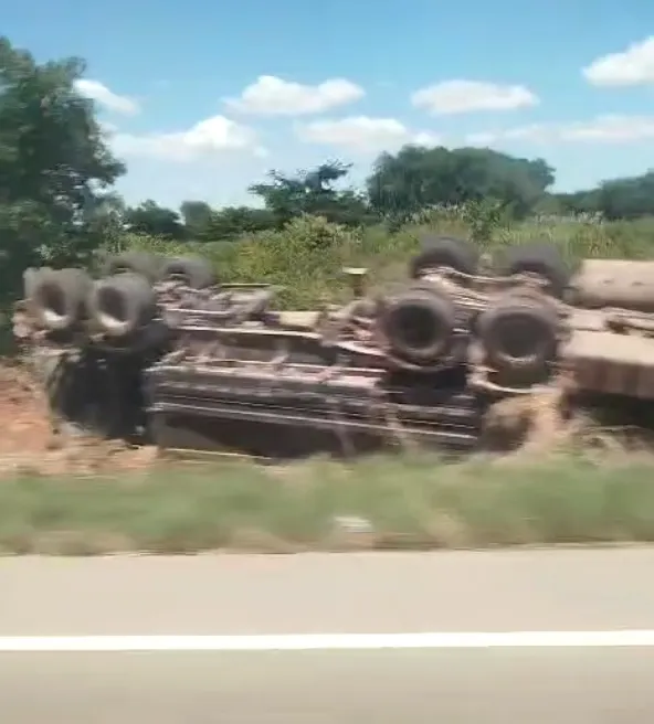 Caminhão capota entre Crato e Nova Olinda, no Ceará, e motorista fica preso às ferragens