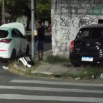 Carro quebra muro e invade casa após acidente em Fortaleza; uma criança ficou ferida