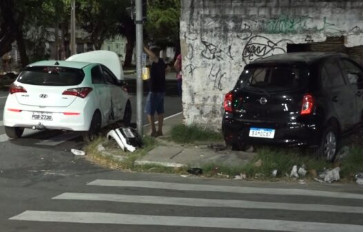 Carro quebra muro e invade casa após acidente em Fortaleza; uma criança ficou ferida