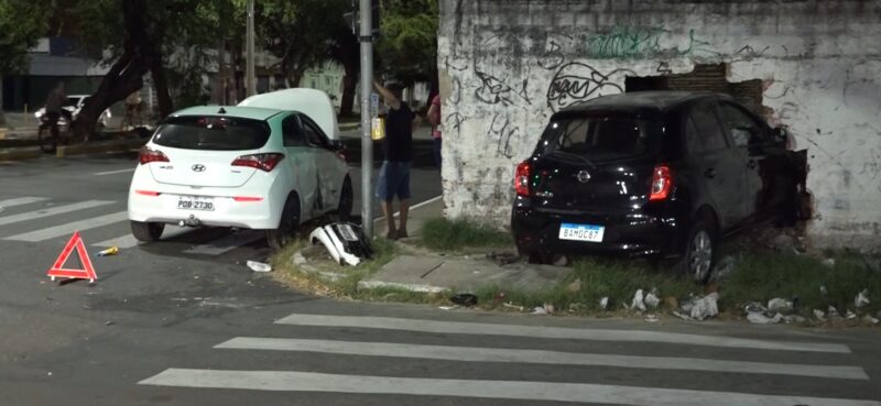 Carro quebra muro e invade casa após acidente em Fortaleza; uma criança ficou ferida