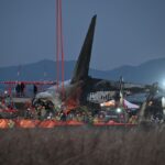 Avião sai da pista, explode na Coreia do Sul e deixa dezenas de mortos