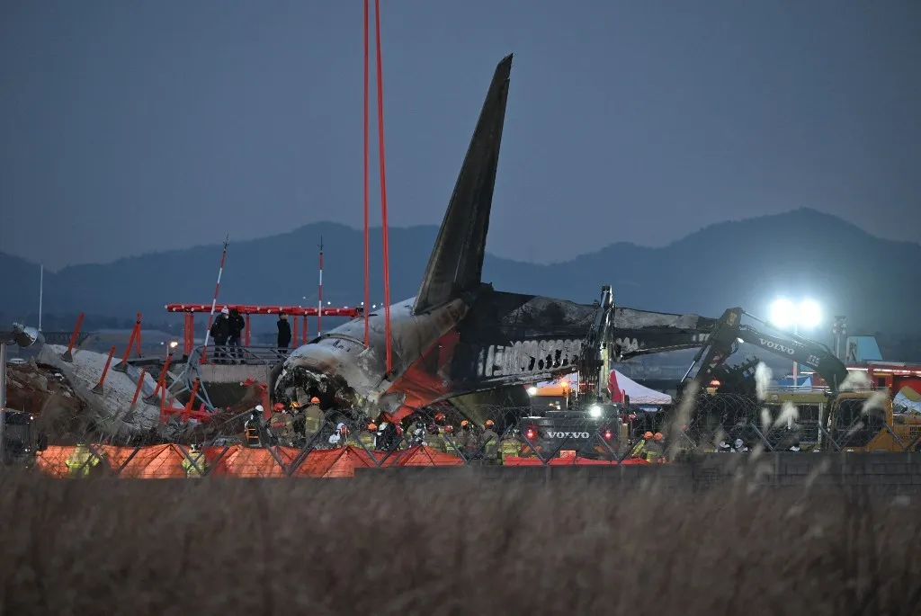 Avião sai da pista, explode na Coreia do Sul e deixa dezenas de mortos