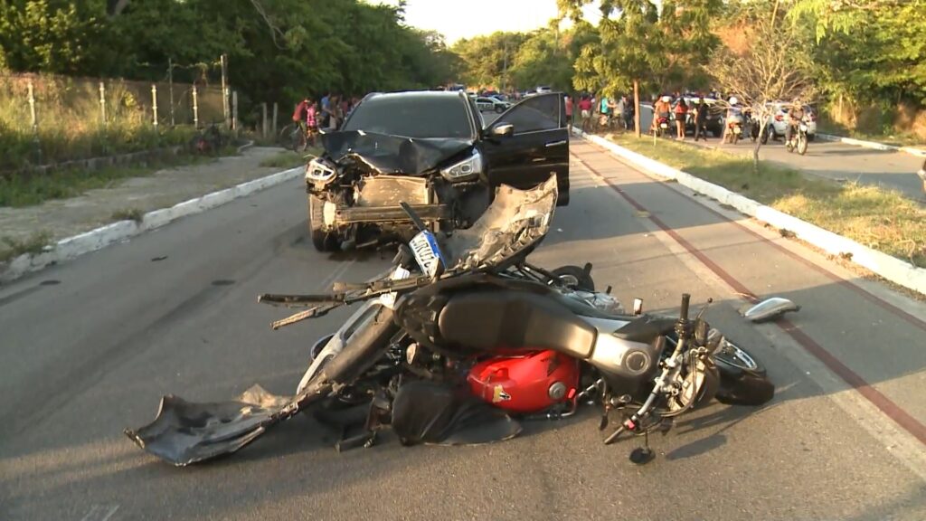 Empresário em carro reage a assalto, arrasta motos, mata um criminoso e deixa outro em estado grave