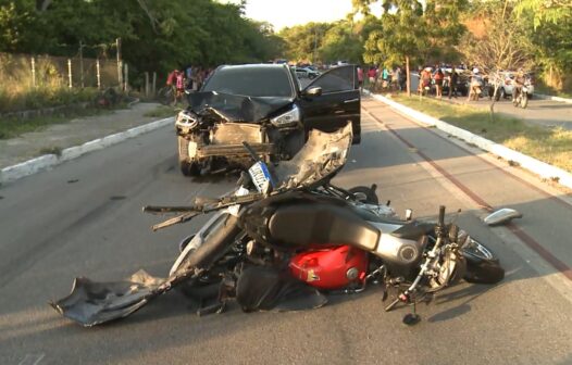 Empresário em carro reage a assalto, arrasta motos, mata um criminoso e deixa outro em estado grave