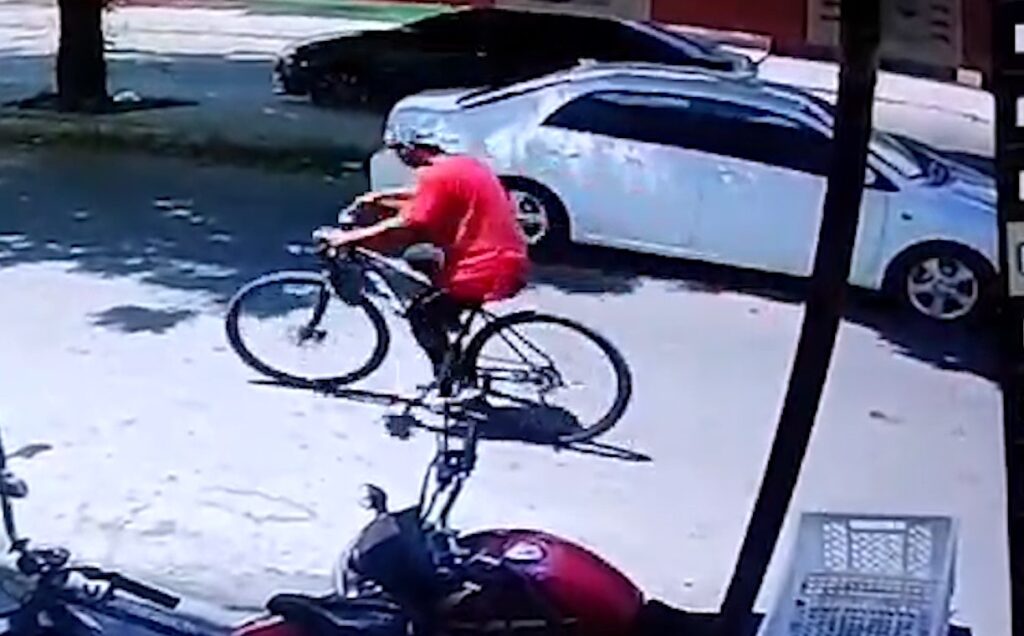 Homem é flagrado furtando bicicleta parada em frente a padaria em Fortaleza