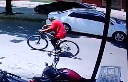 Homem é flagrado furtando bicicleta parada em frente a padaria em Fortaleza