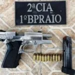 PMs encontram esconderijo de 10 criminosos, que atiram e depois fogem; uma pistola foi apreendida