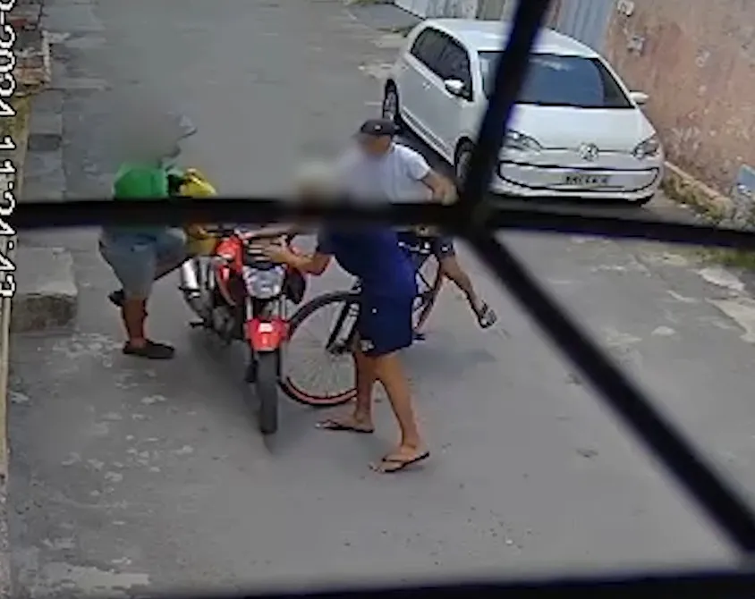 Motociclista por aplicativo é assaltado por criminosos em bicicleta enquanto esperava cliente