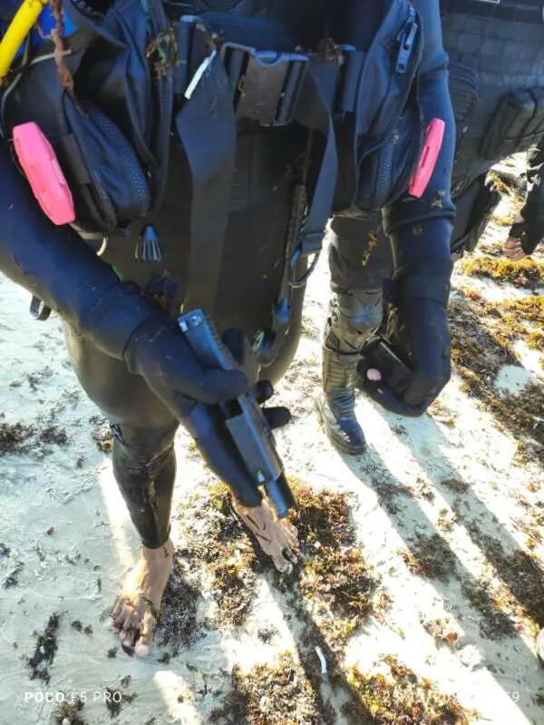 Fortaleza: homem é preso após fugir da polícia e descartar pistola no mar, na Barra do Ceará